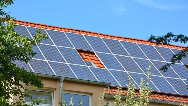 Painéis de energia solar no telhado da casa — Fotografia de Stock