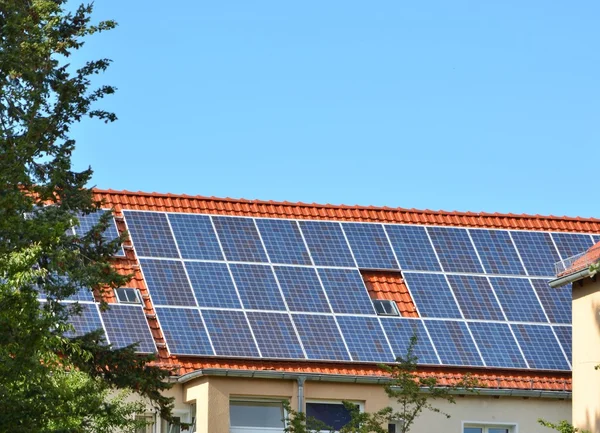 Solenergi paneler på taket av huset Stockfoto