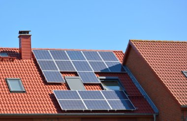 evin çatısında güneş enerjisi panelleri
