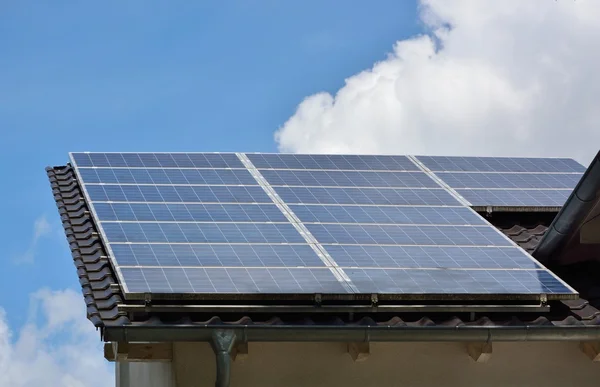 Evin çatısında güneş enerjisi panelleri — Stok fotoğraf