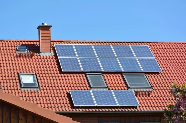 Painéis de energia solar no telhado da casa — Fotografia de Stock