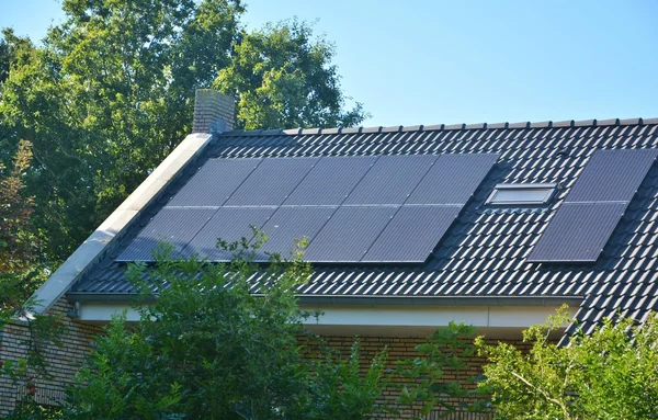 Συλλέκτες ηλιακής ενέργειας στην στέγη του σπιτιού Φωτογραφία Αρχείου