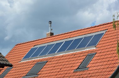 evin çatısında güneş enerjisi panelleri