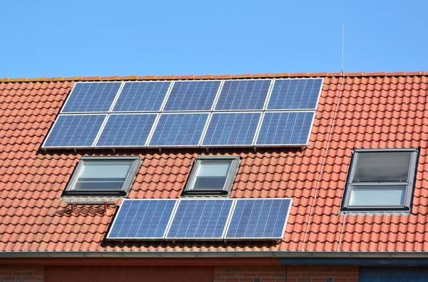 Painéis de energia solar no telhado da casa — Fotografia de Stock