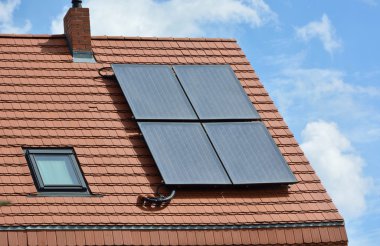 evin çatısında güneş enerjisi panelleri