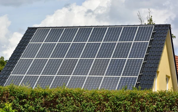 Evin çatısında güneş enerjisi panelleri — Stok fotoğraf