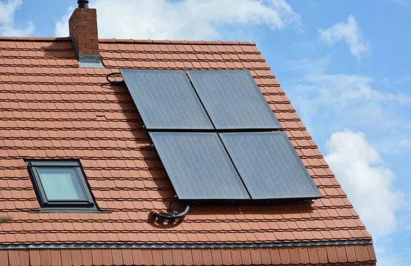 Solenergi paneler på taket av huset — Stockfoto