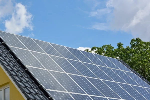 Painéis de energia solar no telhado da casa — Fotografia de Stock