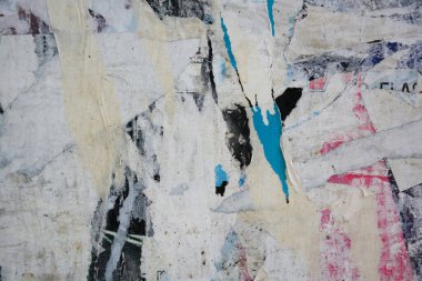 Eski grunge duvarlarındaki renkli yırtık posterler yaratıcı ve soyut arkaplan