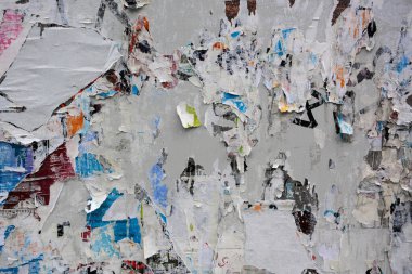Eski grunge duvarlarındaki renkli yırtık posterler yaratıcı ve soyut arkaplan
