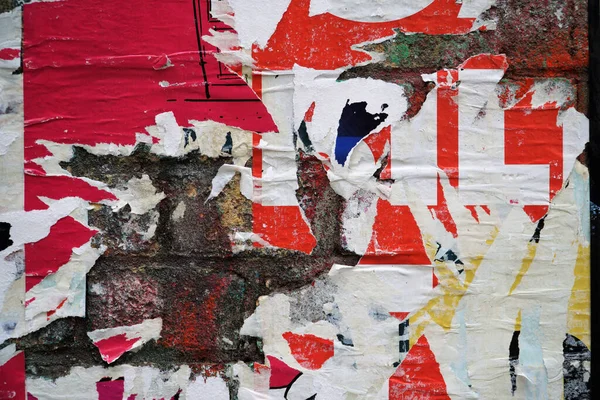 Красочные Порванные Плакаты Грандиозных Старых Стенах Творческий Абстрактный Фон — стоковое фото
