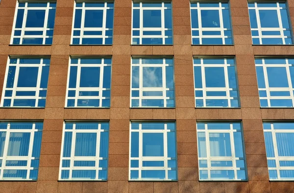 Fachada de cristal del edificio de oficinas moderno — Foto de Stock