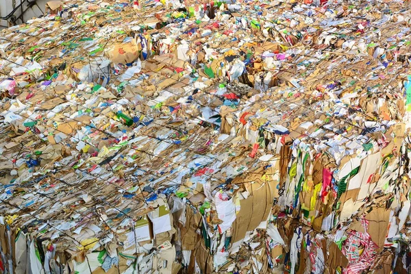 Papier und Karton komprimiert für das Recycling — Stockfoto