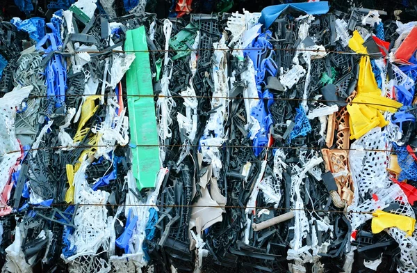 プラスチックのリサイクルのための圧縮 — ストック写真