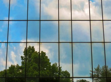 Modern ofis binasının cam cephesi