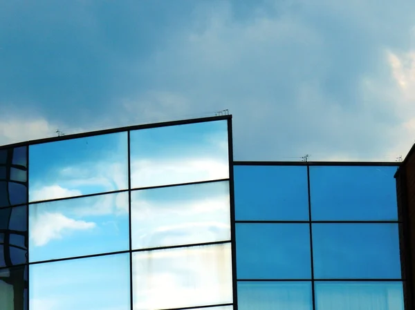 Façade en verre de l'immeuble de bureaux moderne — Photo