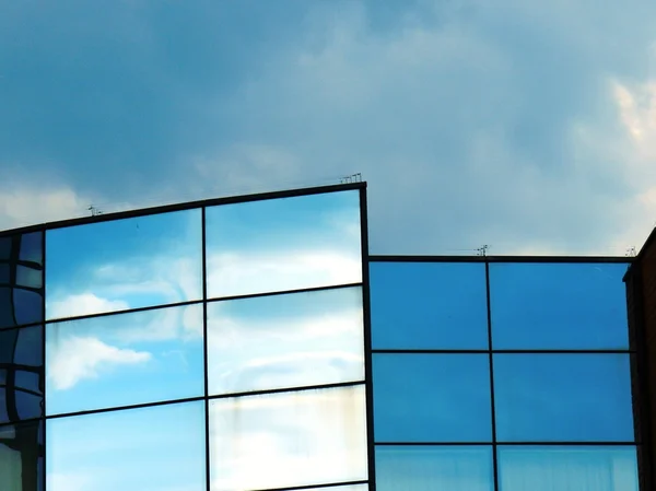 Glasfasad i modern kontorsbyggnad Stockfoto