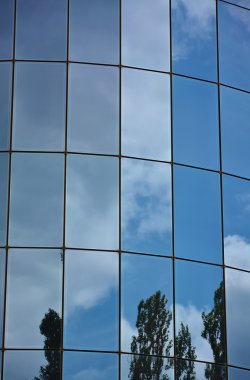 Modern ofis binasının cam cephesi