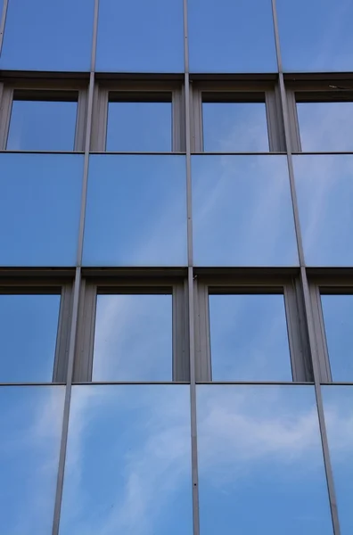 Facciata in vetro di un moderno edificio per uffici — Foto Stock