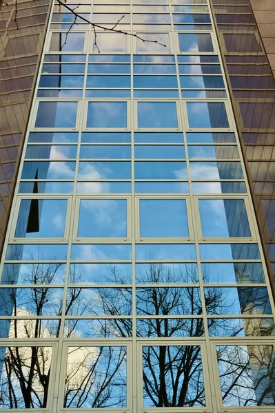 Fachada de cristal del edificio de oficinas moderno — Foto de Stock