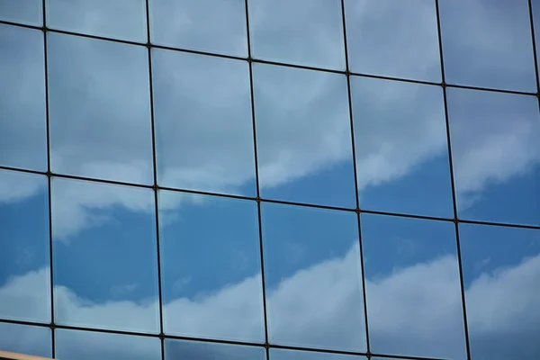 Facciata in vetro di un moderno edificio per uffici — Foto Stock