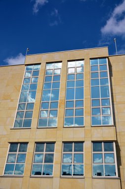 Modern ofis binasının cam cephesi