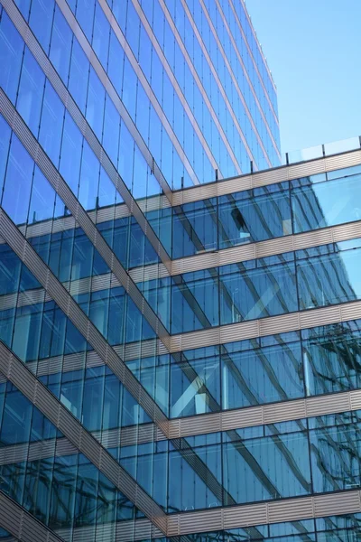 Fachada de vidro do edifício de escritório moderno — Fotografia de Stock