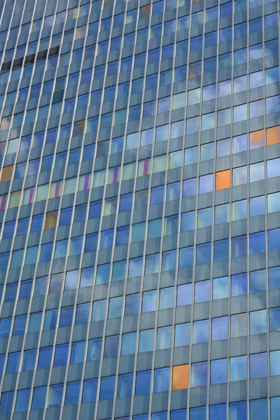 Fachada de cristal del edificio de oficinas moderno — Foto de Stock