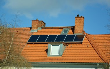 evin çatısında güneş enerjisi panelleri