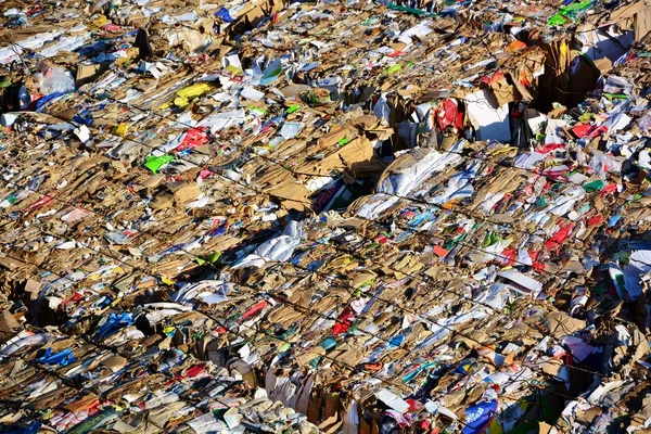 Papel e cartão compactados para reciclagem — Fotografia de Stock