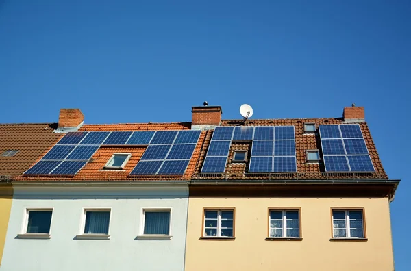 Zonne-energie panelen op dak van huis — Stockfoto