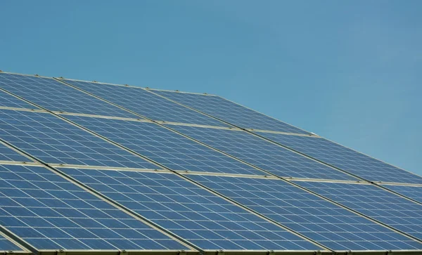 Painéis de energia solar no telhado da casa — Fotografia de Stock