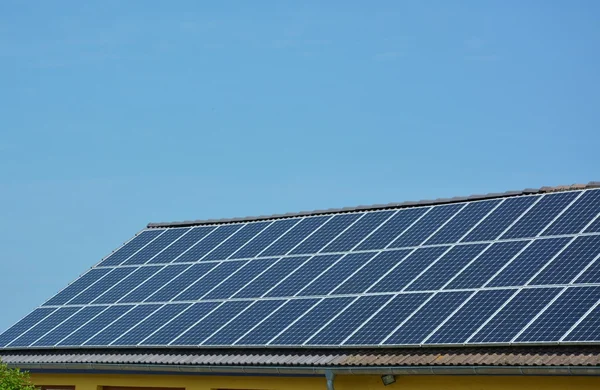 Solenergi paneler på taket av huset Stockfoto