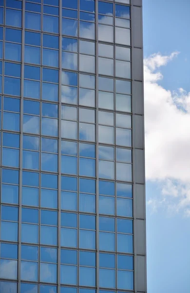 Glasfasad i modern kontorsbyggnad — Stockfoto