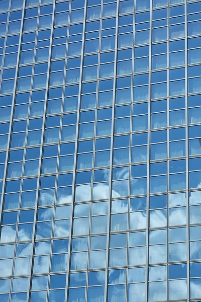 Fachada de cristal del edificio de oficinas moderno —  Fotos de Stock