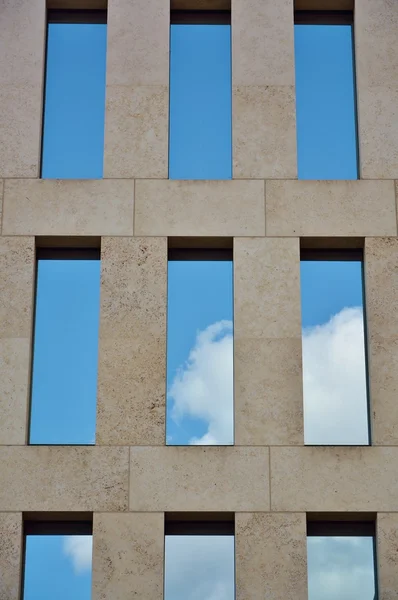 Facciata in vetro di un moderno edificio per uffici — Foto Stock