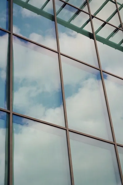 Szklana fasada nowoczesnego budynku biurowego — Zdjęcie stockowe
