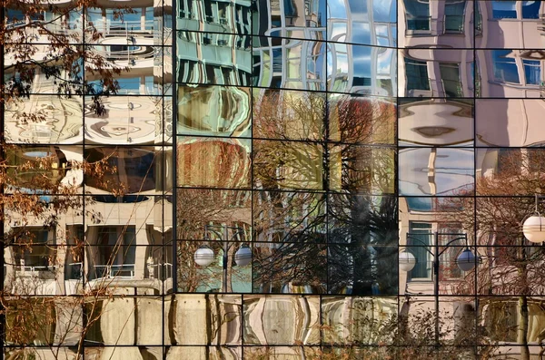 Fachada de cristal del moderno edificio de oficinas con reflejos borrosos — Foto de Stock