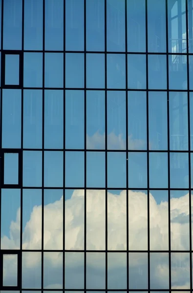 Glasfasad i modern kontorsbyggnad — Stockfoto
