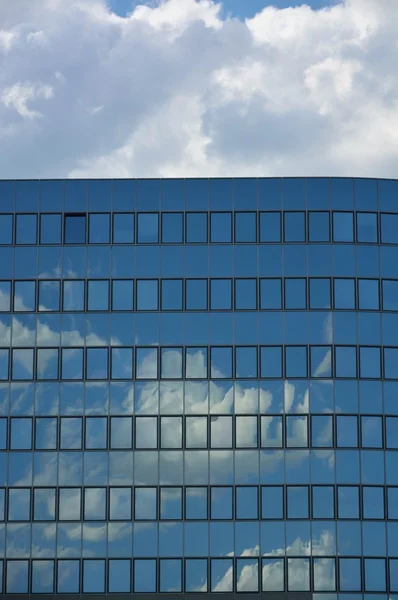 Fachada de cristal del edificio de oficinas moderno —  Fotos de Stock