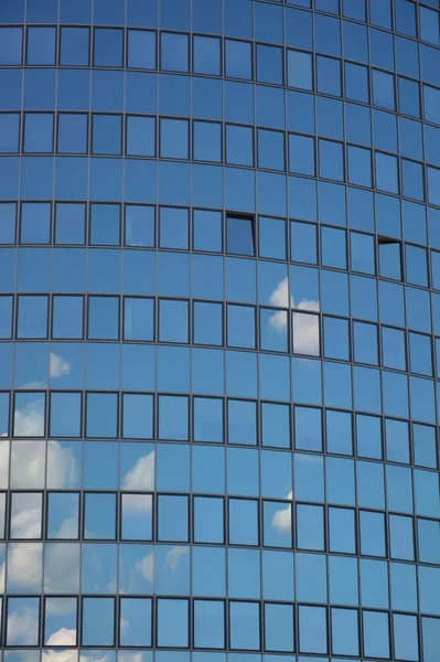 Fachada de cristal del edificio de oficinas moderno —  Fotos de Stock