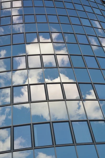 Facciata in vetro di un moderno edificio per uffici — Foto Stock