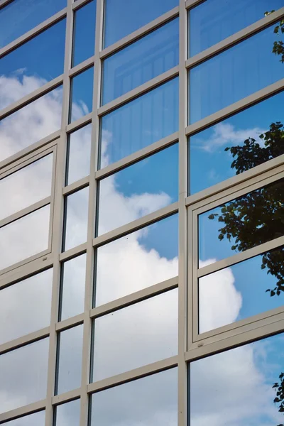 Facciata in vetro di un moderno edificio per uffici — Foto Stock