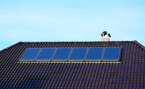 Συλλέκτες ηλιακής ενέργειας στην στέγη του σπιτιού — Φωτογραφία Αρχείου