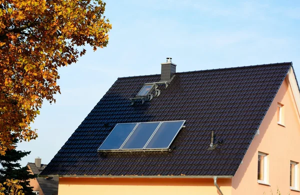 Paneles de energía solar en el techo de la casa — Foto de Stock