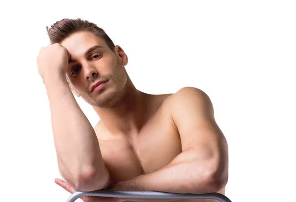 Jeune homme nu assis et reposant sur le dos de la chaise — Photo