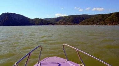 Tuna Nehri 'nde bir gezi teknesi. Tuna geçitleri. Romanya. Tekneden görünüm