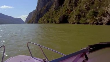 Tuna Nehri 'nde bir gezi teknesi. Tuna geçitleri. Romanya. Tekneden görünüm
