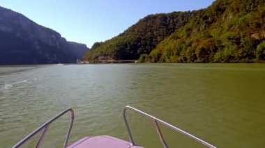 Tuna Nehri 'nde bir gezi teknesi. Tuna geçitleri. Romanya. Tekneden görünüm