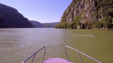 Tuna Nehri 'nde bir gezi teknesi. Tuna geçitleri. Romanya. Tekneden görünüm